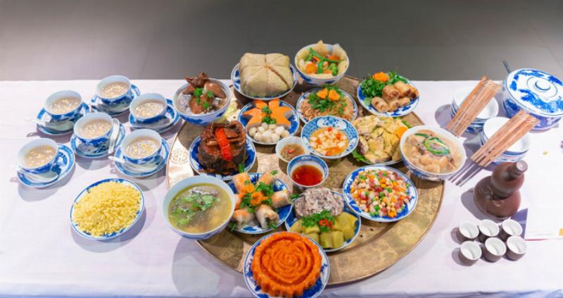 Một gia đình truyền thống Việt Nam nhiều thế hệ quây quần bên mâm cơm ngày Tết, thể hiện đặc điểm gia đình của người Việt xưa.